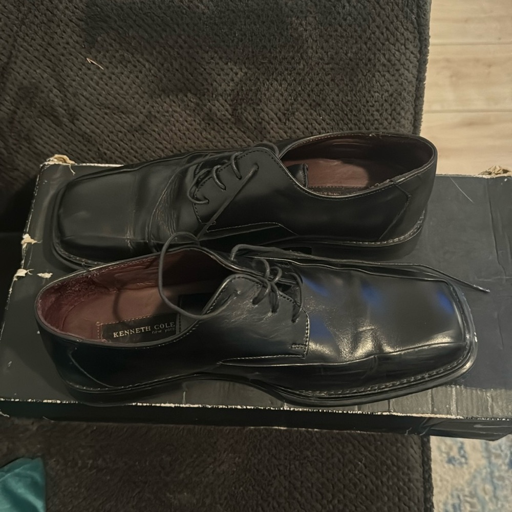 Men’s Kenneth Cole men’s black dress shoe